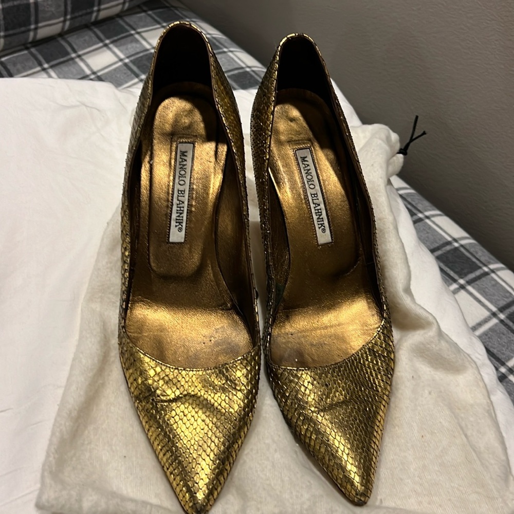 Manolo Blahnik gold pumps